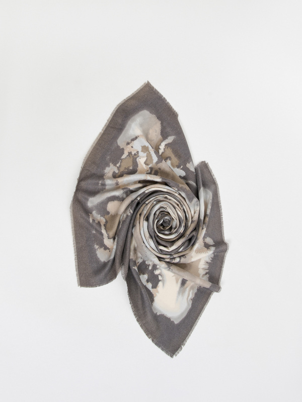 темно-серый